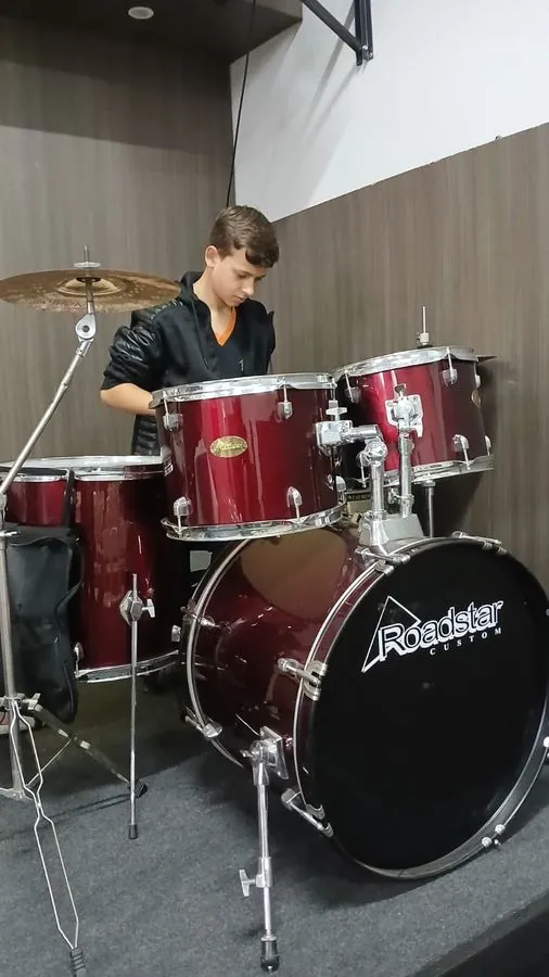 Aula de bateria na Academy Music Classes, em Campinas