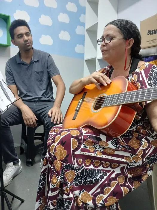 Aula de violão na Academy Music Classes, em Campinas