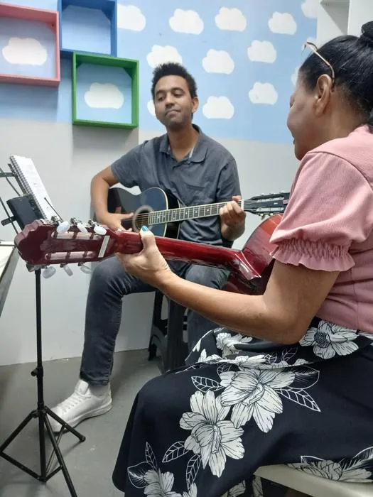 Aula de violão na Academy Music Classes, em Campinas