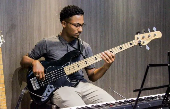 Aula de contrabaixo na Academy Music Classes